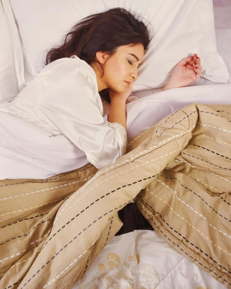 Une femme qui dort mieux grâce au massage ventouse