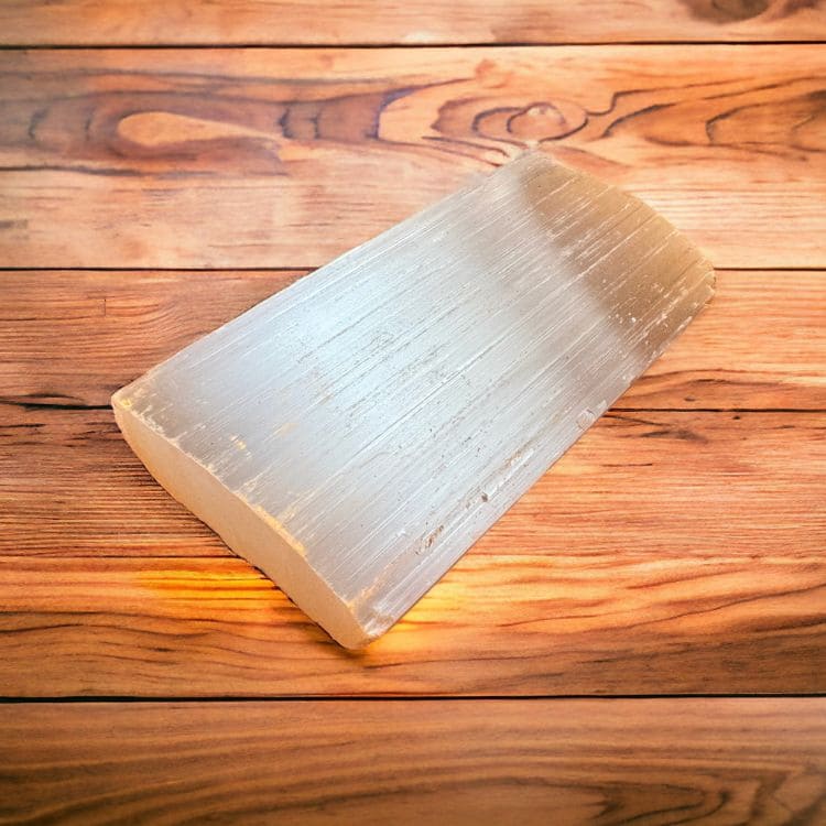 Une pierre selenite couchée