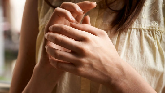 Femme pratiquant l'EFT en stimulant les principaux points énergétiques du visage pour apaiser le stress et les émotions.