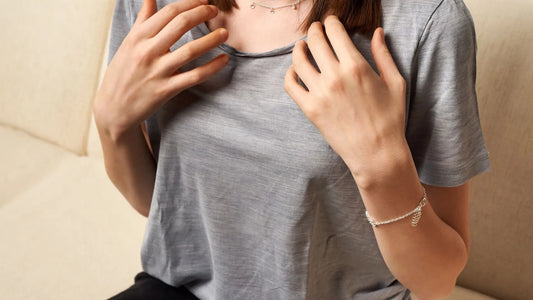 Une femme pratique l'EFT sur elle