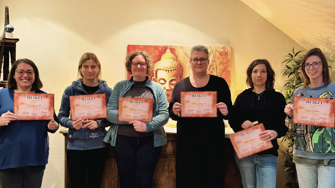 6 élèves en formation reiki avec Harmony Santé Holistique tenant fièrement leur diplôme de réussite