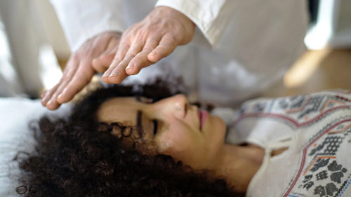 Patiente allongée pendant un massage reiki
