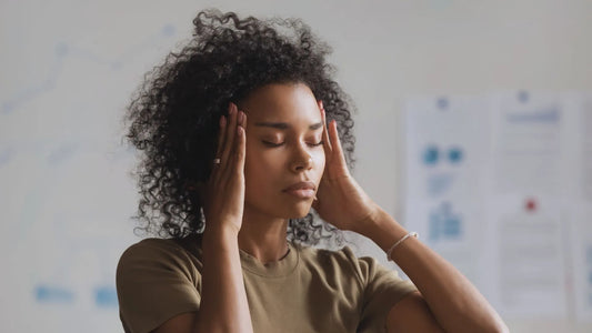 Femme active qui semble fatiguée et dépassée par les événements dans sa vie