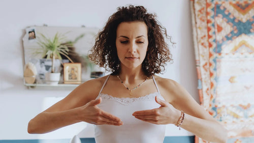 Une femme pratique le Reiki sur elle-même