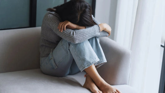 Une femme dans son canapé avec des troubles intestinaux et digestifs