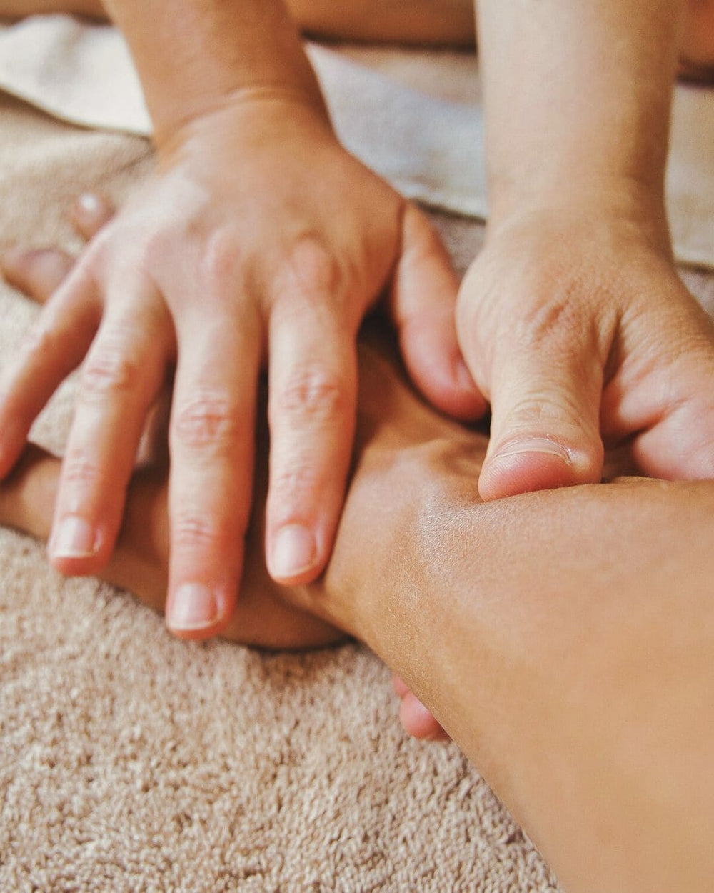 La pratique de l'acupressure avec les pouces sur le poignet