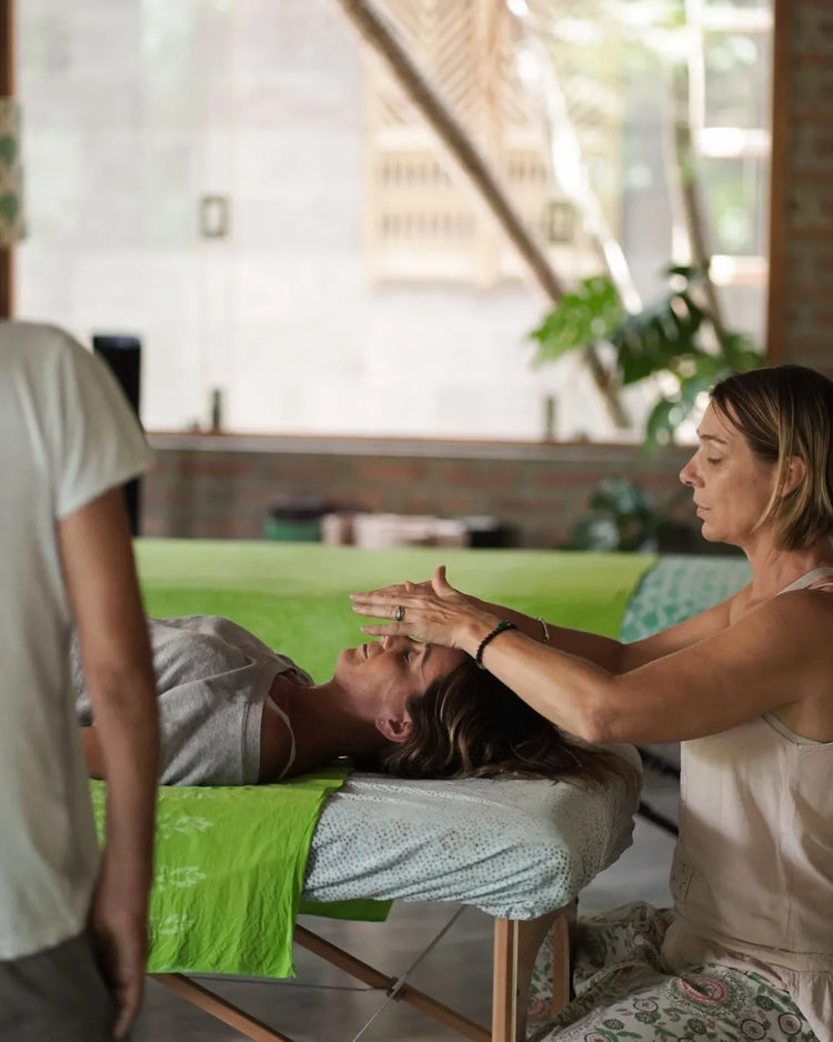 Démonstration d’un soin Reiki pendant une formation à Liège