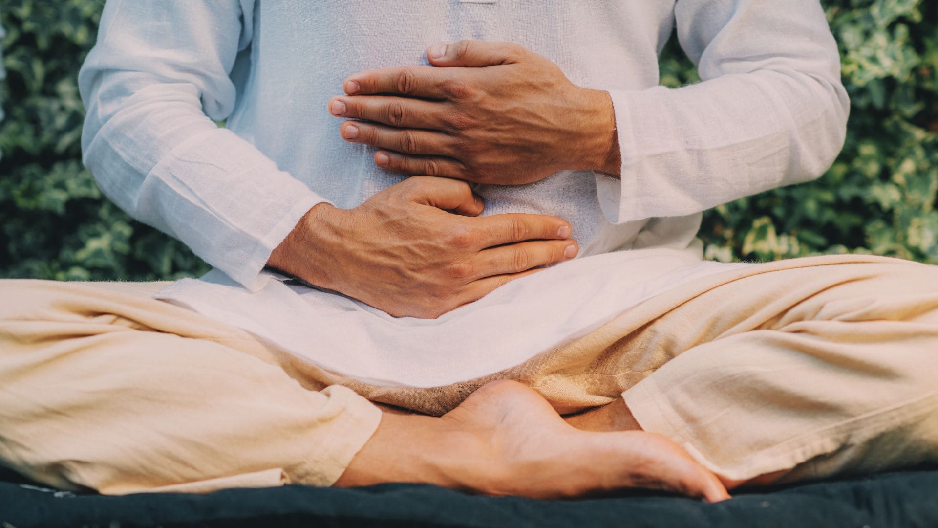 Une séance de kinésiologie avec les mains posées sur le ventre.