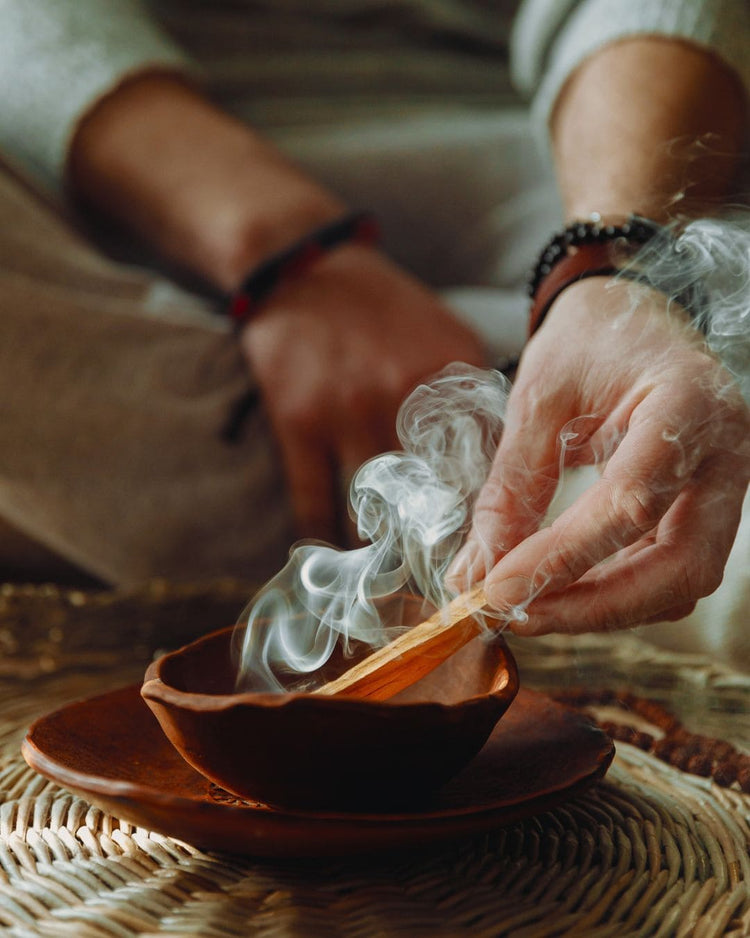 Brûler du palo santo pendant une séance avec votre kinésiologue à Liège