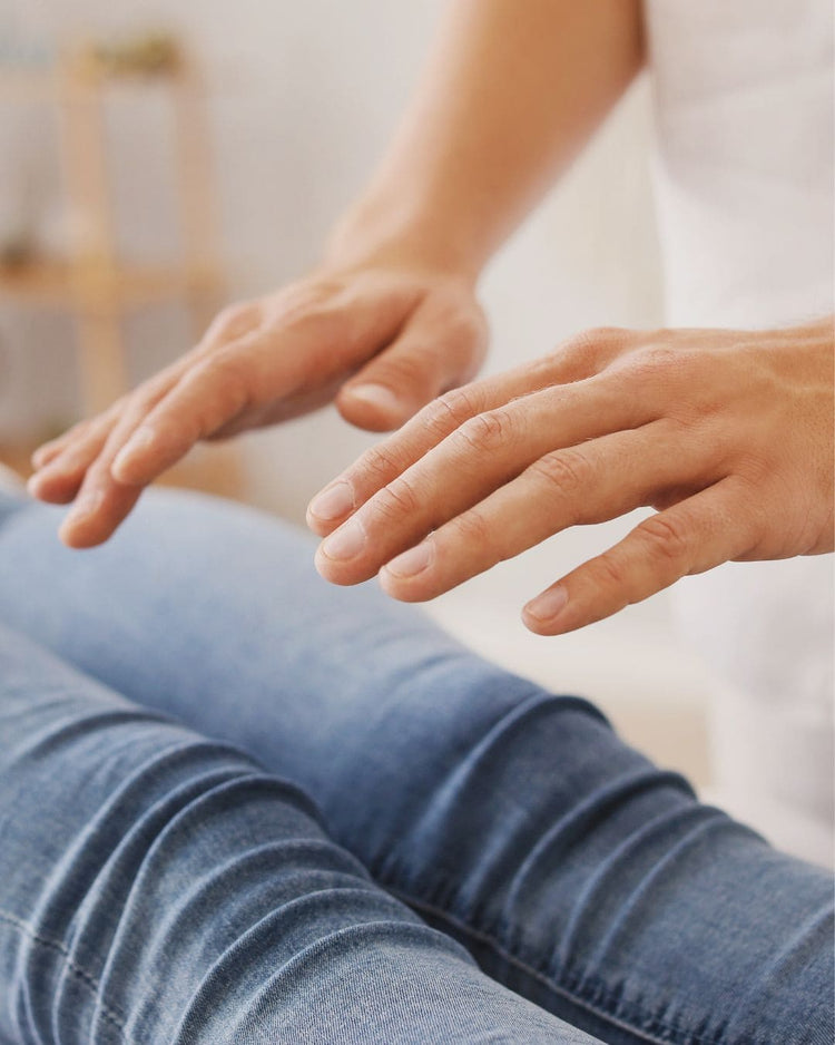 L'utilisation des mains du kinésiologue au dessus des jambes pendant la séance 