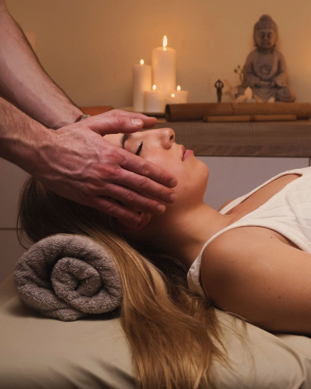 Mettre ses mains autour du visage pendant une séance de Reiki